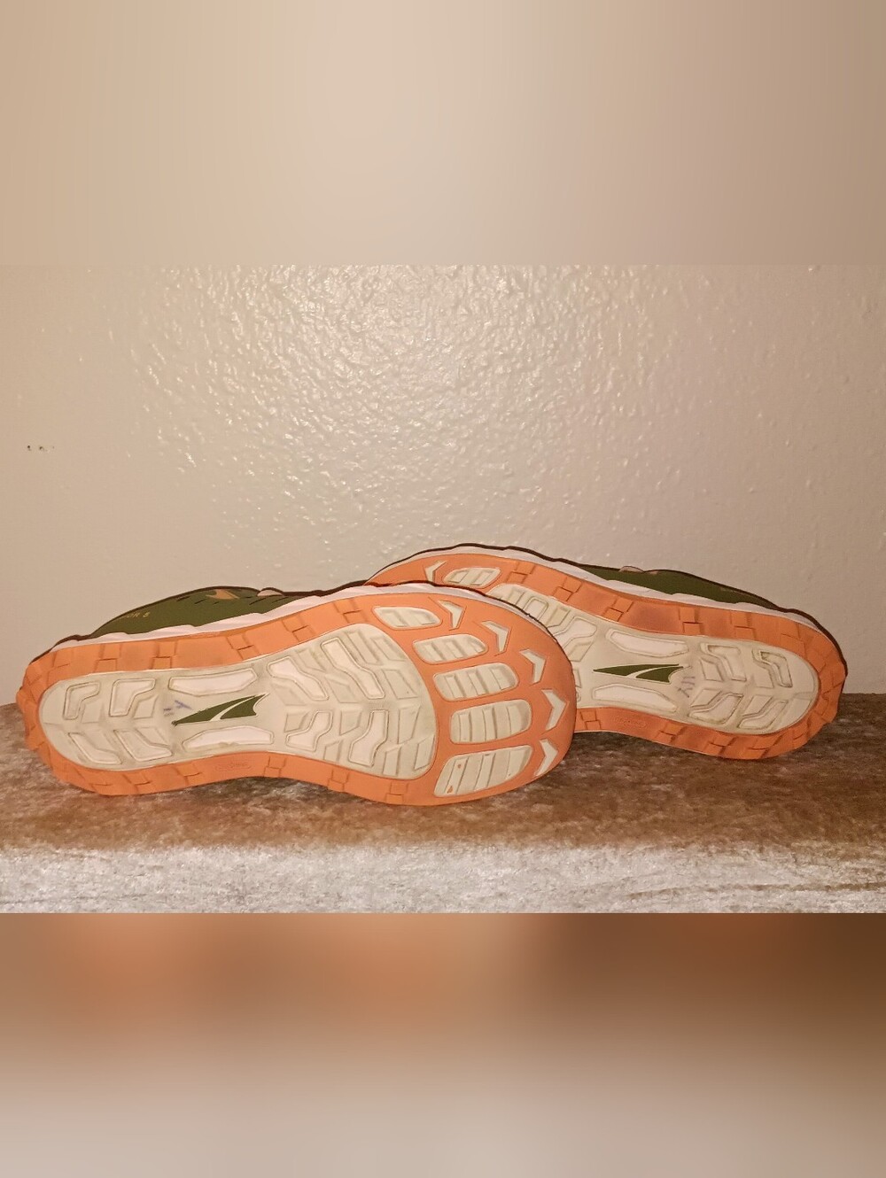 Altra Superior 5 trail running shoes in an Olive colorway. W-Size 9 - Picture 2 of 8